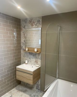 Naše koupelnové kóje jsou téměř hotové a už brzy vám je ukážeme v plné kráse!😍 Ale protože se nemůžeme dočkat, rozhodli...