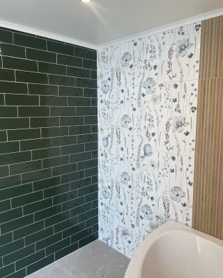 🛁 Koupelnová inspirace pro vás 🛁 Tentokrát vám přinášíme ukázku koupelny s obklady Rako ze sérií Polywood, Compila a...